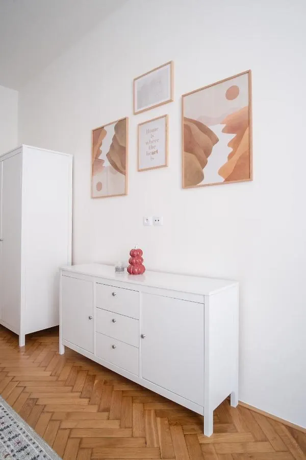 Spacious Apartment In Karlin By Prague Days