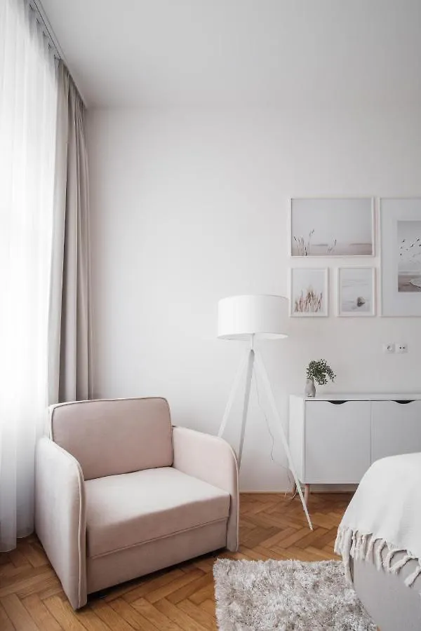 Spacious Apartment In Karlin By Prague Days